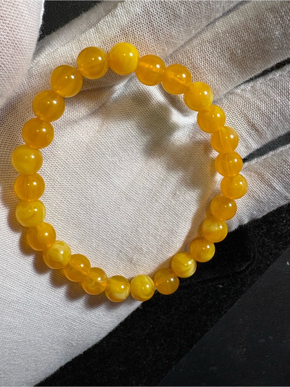 AUTHENTIC Amber stretchy beaded bracelet. 7.7mm. Honey yellow color